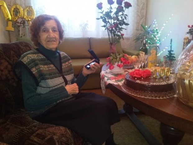 100 годишен юбилей отпразнува Мария Василева Рожденичката получи плакет от името