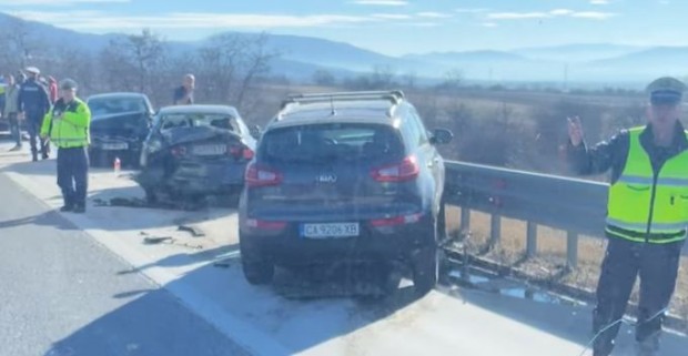 Верижна катастрофа с четири коли е станала на магистрала Тракия днес по