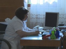 Лекарка ваксинира сина си, за да са заедно на Коледа