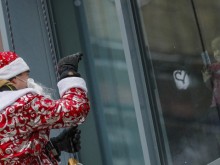 Пожарникари се спуснаха с въжета по прозорците на болница и зарадваха най-малките