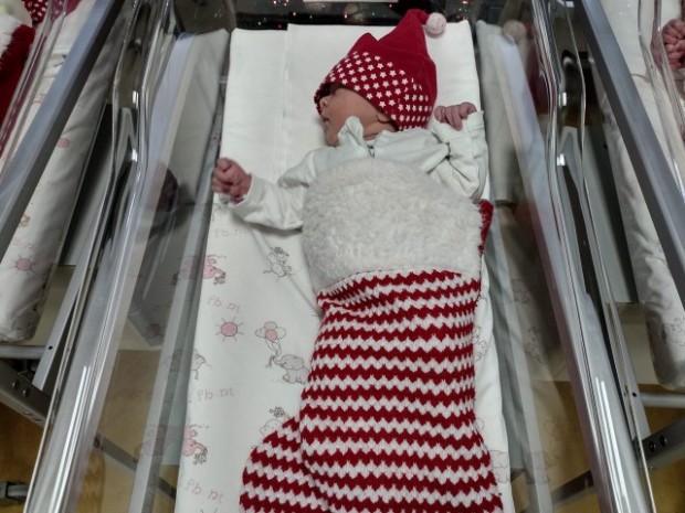 В бургаската болница Дева Мария облякоха новородените бебета в коледни