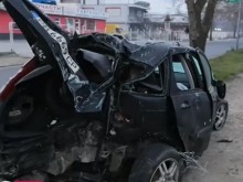 Страшно меле в Кючука! Неадекватен шофьор се вряза в магазин и избяга