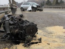 Млада жена се удари в стълб в Русе, двигателят излетя на метри от колата