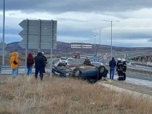 Автомобил с деца се преобърна на АМ "Струма" и падна в канавка