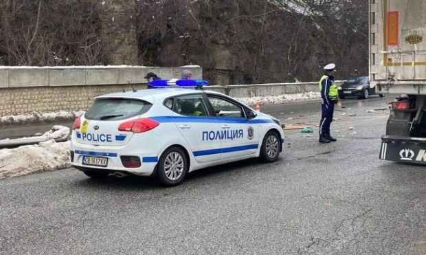 Автомобил се преобърна на АМ Струма при отбивката за Кюстендил