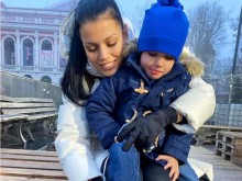 Ралица Паскалева в игри и закачки със сина си на ледената пързалка