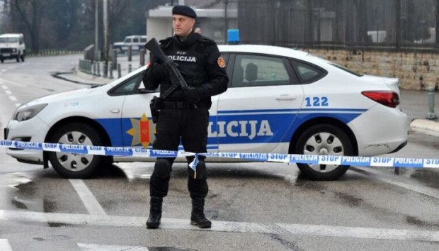 Мъж в град Бар на черногорското крайбрежие се е барикадирал