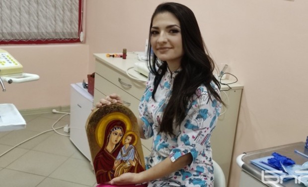 Млада зъболекарка от Горна Оряховица рисува икони които подарява на