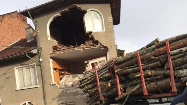 Камион превозващ дърва се заби в къща в Белица и