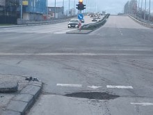 Голяма и опасна дупка дебне шофьорите на натоварено кръстовище