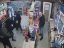 Из мрежата: Меле в магазин - трима срещу един