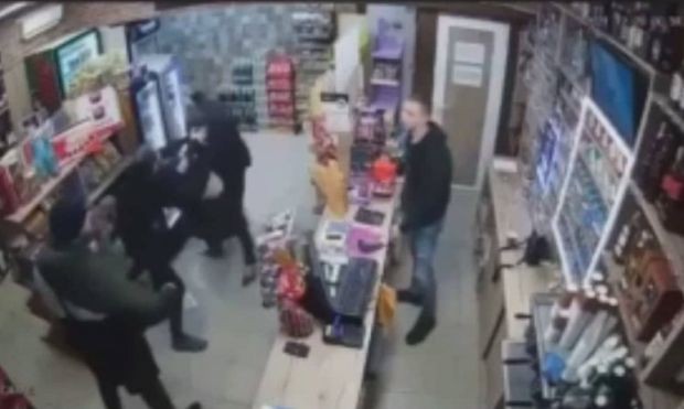 Видео споделено в YouTube за бой в квартален магазин взриви