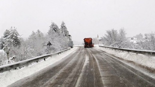Близо 250 машини обработват настилките в районите със снеговалеж  съобщават от