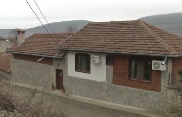 Къщата в село Леденик която брокерка отдаде под наем за