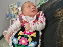 Изписаха две новородени бебчета в тематични костюми
