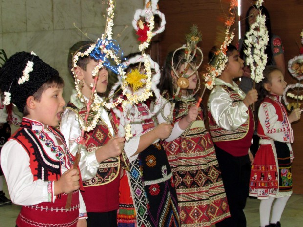 На 1 януари източноправославната църква празнува Васильовден  наричан още Сурваки Народната традиция свързва празника
