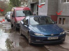 Нагло паркиращи шофьори развалят почивните дни на пловдивчани