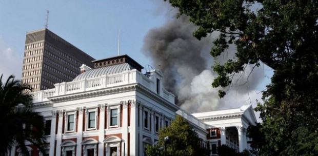 Огнеборци опитват да потушат пожар в сградата на южноафриканския парламент