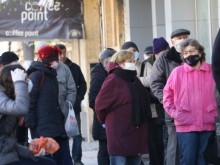 Пенсионери: 75-те лева, които Кирил Петков ни обеща, ако се ваксинираме, са гавра