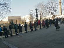 Голям интерес за ваксини в Пловдив, чака се минимум 1 час