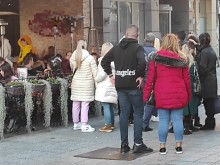 Опашки пред заведенията на Главната, народът огладня!