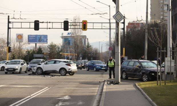 6-годишно дете пострада при удар между два автомобила в София.
