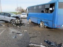Автобус на градския транспорт и кола се блъснаха в Русе