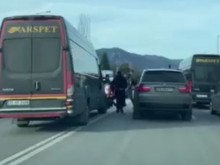 Невиждани сцени до "Лидл", шофьор на пловдивско БМВ бит брутално извън джипа