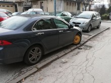 Шофьор полудя, след като пръсна нова гума в огромна дупка в Пловдив!