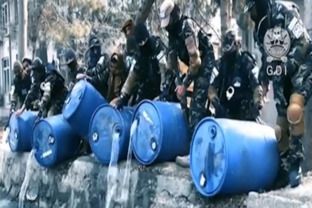 Талибаните в Афганистан изсипаха 3000 литра алкохол в градския канал.
