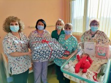 Вижте с какво дариха първото родено за годината в УМБАЛ "Св. Георги" бебе