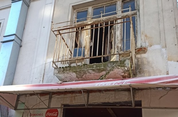 Сграда се руши в София и вече е опасна за
