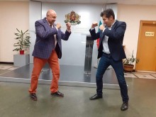 Снимка на премиера Кирил Петков в министерството предизвика лют спор в мрежата