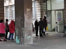Да, в Пловдив има и такива опашки, не всички вярват в конспиративните теории!