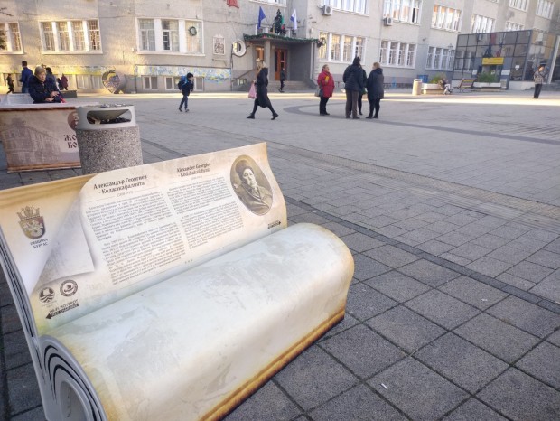 Община Бургас постави 4 нови пейки на площад Св св