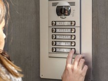 Жена с къса пола и токчета: Викаш си проститутка, не вдигаш, а транспорта кой ще го плати?