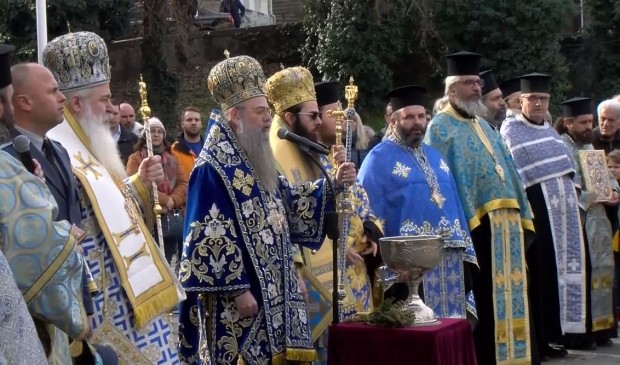 Пловдивският митрополит освети бойните знамена на пловдивския гарнизон на тържествен