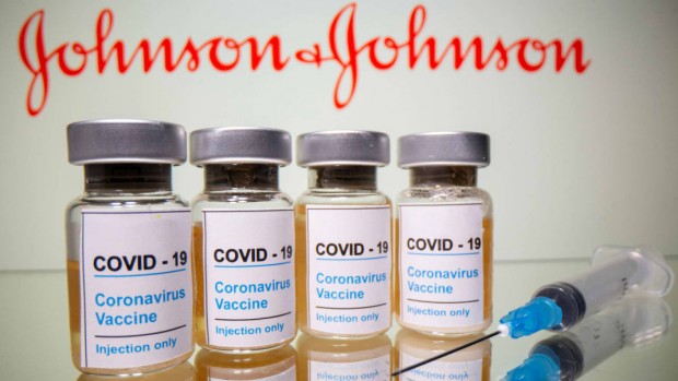 От Johnson amp Johnson съобщиха че еднодозовата й ваксина осигурява