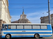 Мъж видя "Чавдар" и възкликна: Хубаво си беше - хлябът, сиренето и презервативите бяха истински!