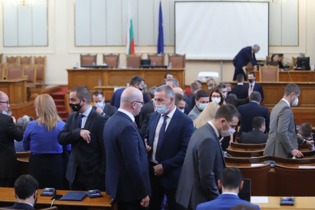 Депутатите гласуваха и приеха да се влиза в Народното събрание