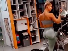 Голяма хубавица от "Игри на волята" доста активна в залата