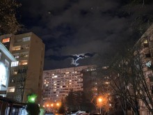 Феноменално! Заснеха Батман над жилищна кооперация!