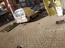 Нагледци махат антипаркинг колчета и си решават проблема 