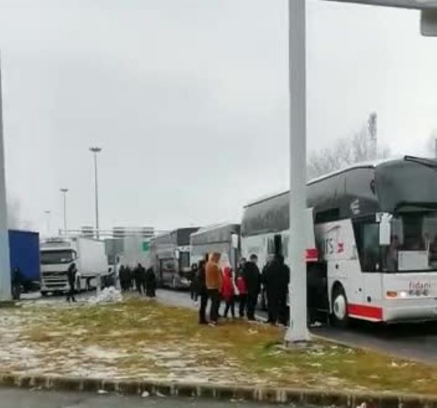 Опашка от автобуси на сръбско-унгарската граница. Наши сънародници, пътуващи към Германия,