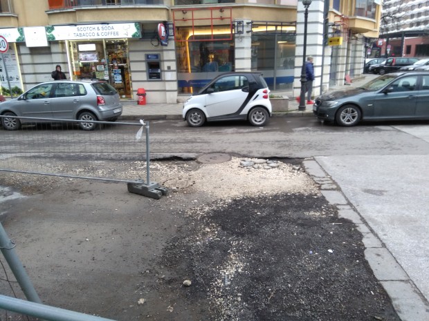 Огромна дупка блокира движението на ул. Брезовска 2, съобщи редовен