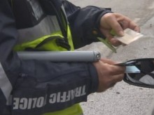 Шофьор към полицаи: Това е да се почерпите и да приключим проверката