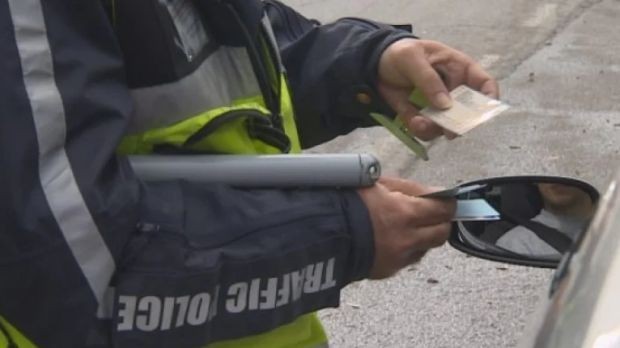 В Червен бряг е задържан шофьор опитал да осуети полицейска проверка като предложил