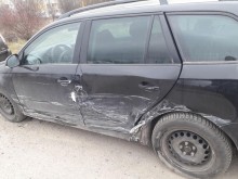 Разгневена дама показа огромни щети по колата си, била паркирана на полето