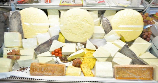 Вода, желатин и трансглутаминаза заменят млякото в сиренето, влагат ги