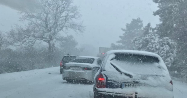 Поради обилния снеговалеж пътят Плевен Русе е затворен след